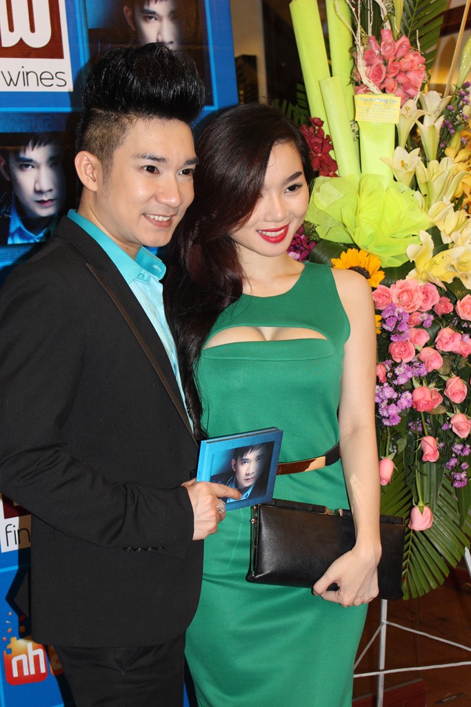 Quang Hà với nữ ca sĩ trẻ Hà Vy